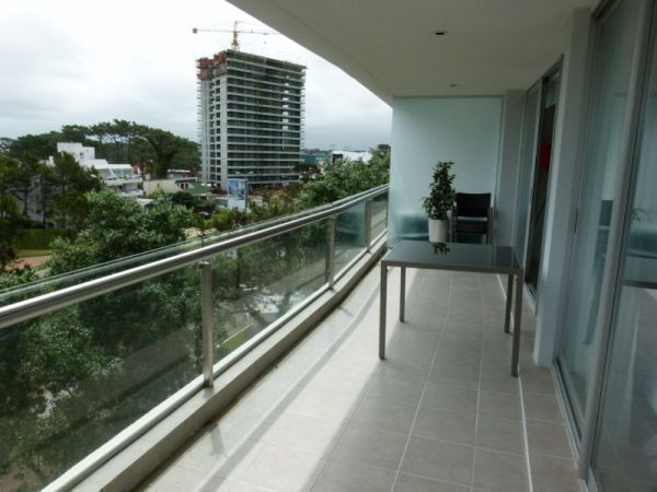 Moderno departamento en alquiler sobre Avenida Roosevelt.